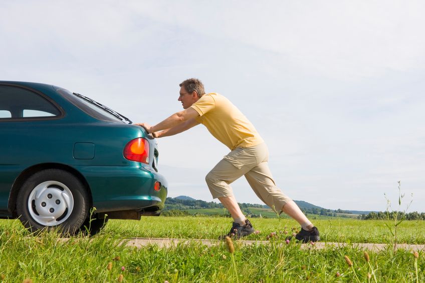 Vai fazer o motor pegar no tranco? Pense bem para não ter prejuízo na manutenção do carro